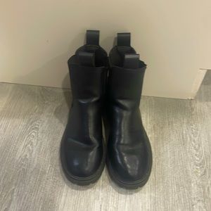 Sleek black winter booties. Size 8 us
